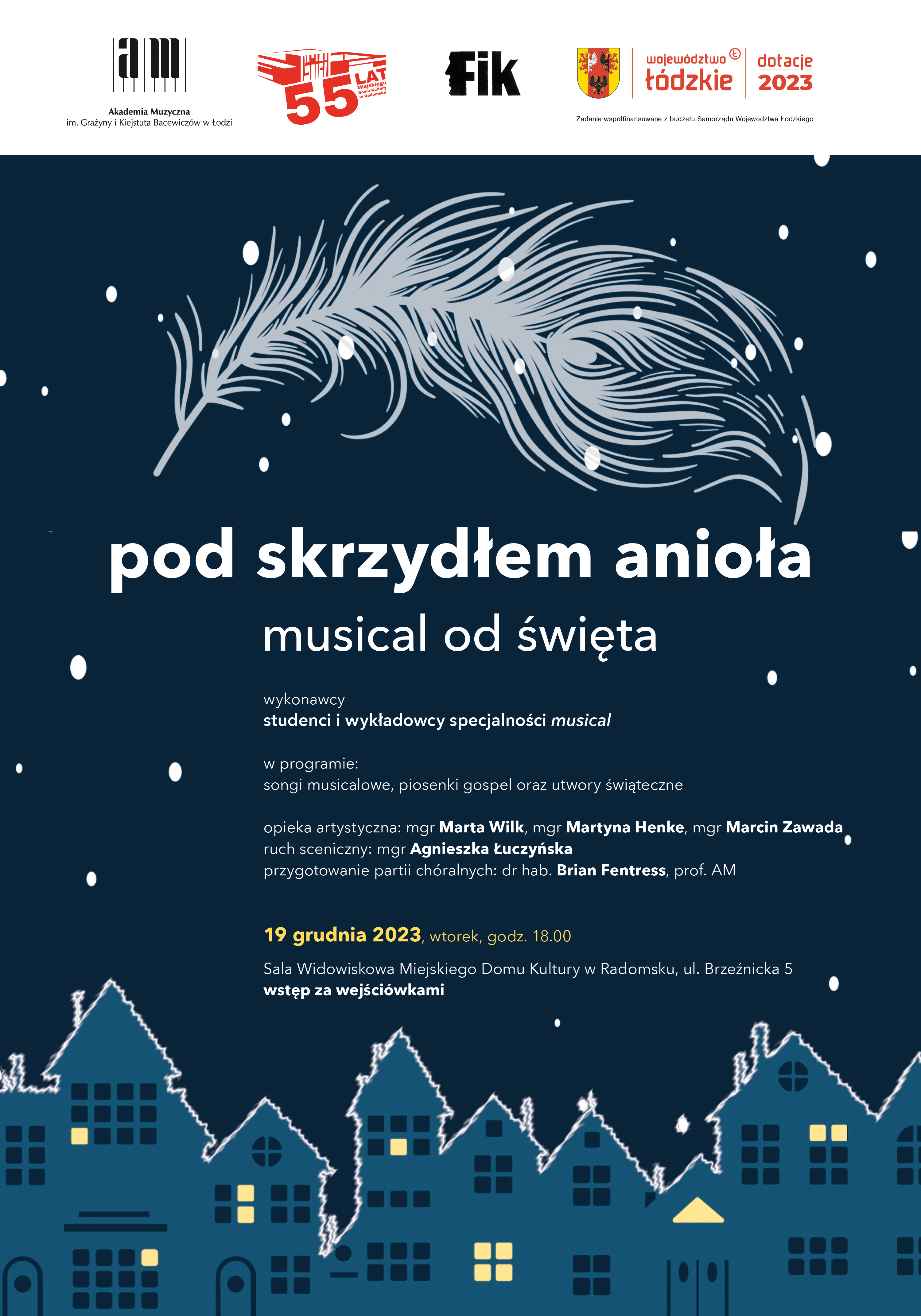 Plakat spektaklu. Grafika przedstawia wielkie anielskie piora, które unosi się nad budynkami domostw w zimowym krajobrazie