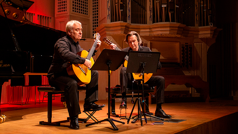 Con Tres – akordeon, gitara, harfa